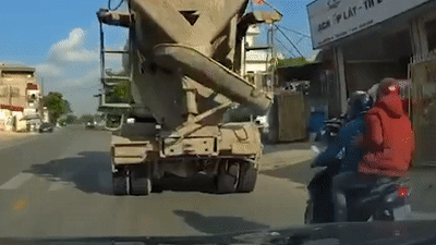 Xe trộn bê tông dừng đột ngột khiến xe máy đâm thẳng từ phía sau