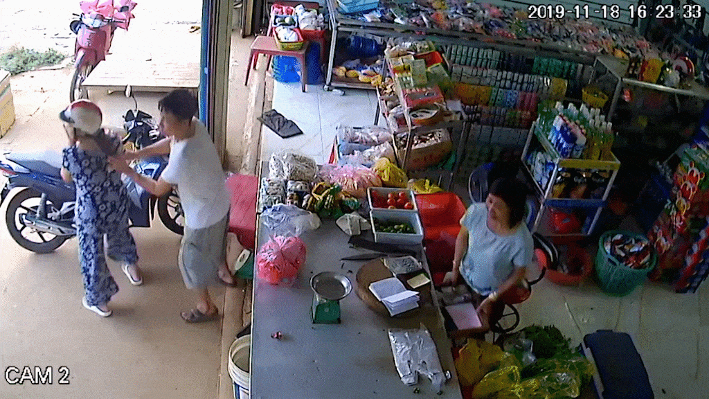 Kinh hoàng cả bánh xe tải văng vào tiệm tạp hóa