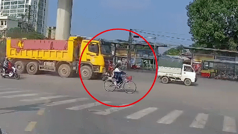 Hai ông cháu đi xe máy gặp nạn vì rơi vào điểm mù xe tải