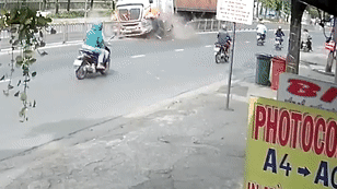 Xe container nổ lốp lao thẳng vào nhà dân
