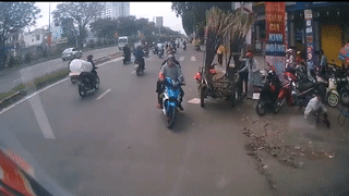 Hai thanh niên đi xe máy bị xe tải đâm vì khiêu khích tài xế