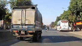 Qua đường không quan sát, một người suýt bị xe tải tông