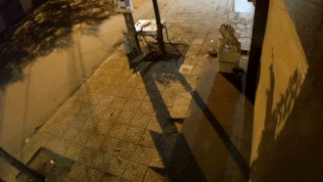Nổ đường ống dẫn nước, một thanh niên rơi xuống hố