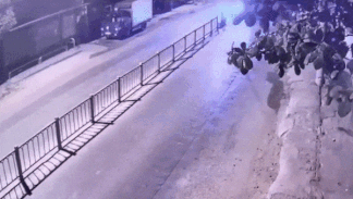 Xe tải mất lái lật nghiêng, ủi bay dải phân cách