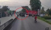 Xe ben lao lên dải phân cách khi tránh ôtô tải sang đường