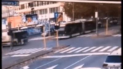 Xe rác tông xe điện vượt đèn đỏ, 12 người thương vong
