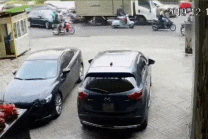 Ôtô Mercedes tông liên hoàn, cán qua người đi đường ở TP.HCM