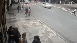 Chạy trốn cảnh sát, ôtô mất kiểm soát gây tai nạn kinh hoàng