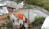 Máy bay đâm xuống nhà dân, 7 người thiệt mạng