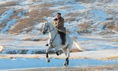 Ông Kim Jong Un lại cưỡi ngựa trắng lên đỉnh núi thiêng, Triều Tiên sắp có biến?