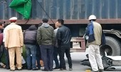 Đôi nam nữ đi xe SH tử vong dưới gầm container sau va chạm