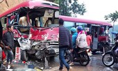 Ô tô khách đấu đầu xe tải trên quốc lộ, nhiều người bị thương