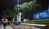Công nhân xuyên đêm trang trí đường phố trước thượng đỉnh Mỹ-Triều
