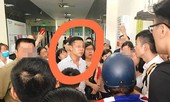 Người đàn ông lên tiếng xin lỗi sau khi đã 'đặt tay' lên đùi cô gái