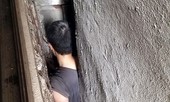 Giải cứu người đàn ông mắc kẹt trong khe tường nhà cao tầng