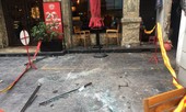 Cửa kính rơi từ tầng 6, kính văng trúng nhiều người đi đường