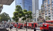 Cháy chung cư ở Hà Nội, cảnh sát dùng xe thang giải cứu cư dân