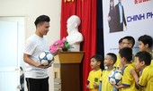 Quang Hải và món quà bất ngờ cho các fan nhí