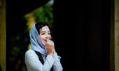 NSƯT Chiều Xuân gây tranh cãi khi bị cho bênh Ngọc Trinh hở bạo ở Cannes