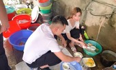 Ngồi rửa cả sân bát đũa, cô gái xinh đẹp bị nghi 'làm màu'