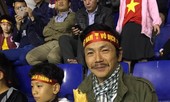 NSND Trung Anh ăn tạm bánh mì trên sân Mỹ Đình cổ vũ tuyển Việt Nam