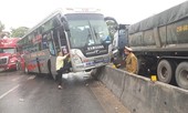 Hàng chục hành khách hoảng loạn khi xe khách mất lái lao lên lan can