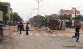 Xe bồn mất lái lật giữa đường, xăng tràn ra quốc lộ