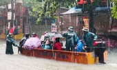 Bộ đội vượt lũ cứu hộ người dân TP Vinh giữa mưa trắng trời