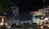 Xe tải đâm phương tiện dừng đèn tín hiệu khiến 2 người thương vong