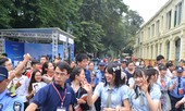 Nhóm nhạc thần tượng nữ Nhật Bản AKB48 hát và chạy quanh Bờ Hồ