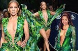 Jennifer Lopez nóng bỏng đến 'nghẹt thở' trên sàn diễn Versace