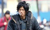 Cuộc sống khổ vẫn hoàn khổ của 'soái ca ăn mày' sau 9 năm nổi tiếng