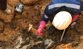 Vụ chôn trộm chất thải gần bãi rác Nam Sơn: Có kim loại nặng, axít hữu cơ