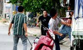 Mâu thuẫn do nẹt pô xe, chém 3 người bị thương nặng