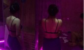 Bốn nữ nhân viên không mặc đồ khi massage cho khách nam