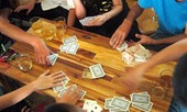Bắt Phó trưởng Công an xã nhận tiền của con bạc