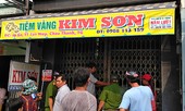 Chủ tiệm vàng chống trả, nhốt tên cướp có roi điện trong nhà