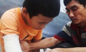 Bé trai trình báo bị tên cướp đánh gãy tay, lấy hết tiền bán vé số