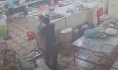 Kinh hoàng cảnh nữ phụ bếp bị tạt axit bỏng mặt, hỏng một bên mắt