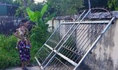Bé trai 3 tuổi bị cửa sắt 200kg đè lên người tử vong