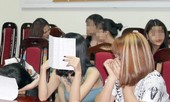 40 kiều nữ 'thác loạn' cùng bạn trai trong quán karaoke