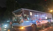 Xe buýt toác đầu sau khi hạ gục rào chắn trên cầu vượt Thái Hà
