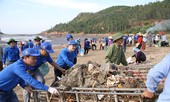 Cảng cá Lạch Quèn chung tay dọn rác làm sạch biển