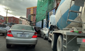 Xe trộn xi măng 'phát điên' đâm vào hàng loạt phương tiện