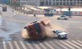 Sedan lao 'phăng phăng' vào giao lộ gây họa cho xe tải