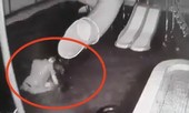 Chồng dìm vợ xuống nước rồi kéo lên bạo hành trước sự chứng kiến của con trai