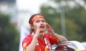 Mặc mưa gió, hàng trăm CĐV ra đường tiếp lửa cho tuyển Việt Nam