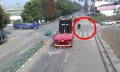 Người đi xe máy bị 'chôn vùi' dưới những mảnh kính vỡ