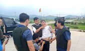 Mới nhất vụ ôm súng cố thủ trong xe bán tải: Một đối tượng ra đầu thú