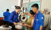 Nấu cơm trưa miễn phí cho các sĩ tử có hoàn cảnh khó khăn
